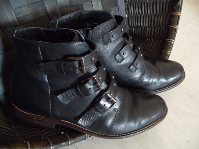 Schnallenboots in schwarz