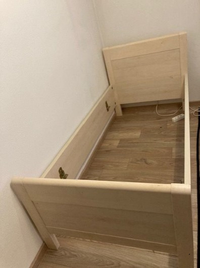 Einzelbett, Lattenrost, Nachttischchen