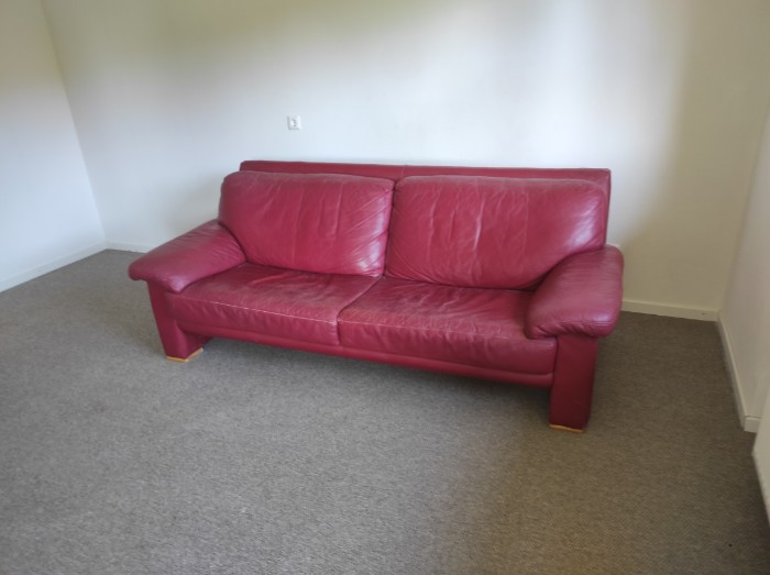 Gut erhaltenes rotes Ledersofa fr lau