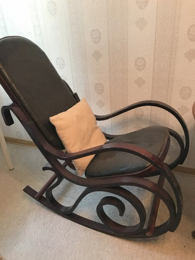 Schaukelstuhl Holz/Leder im Thonet-Stil Schaukelstuhl Holz/Leder im Thonet-Stil