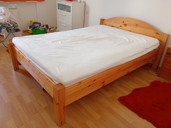 Holzbett 140x200cm aus Kiefer mit Matratze Holzbett 140x200cm aus Kiefer mit Matratze