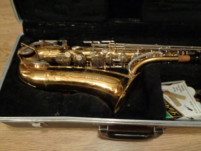 Biete zum Verkauf Tenor Saxofon mit Koffer Biete zum Verkauf Tenor Saxofon mit Koffer
