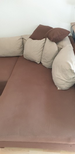 Sofa mit Kissen - VB 125