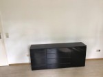 Schwarzes Sideboard