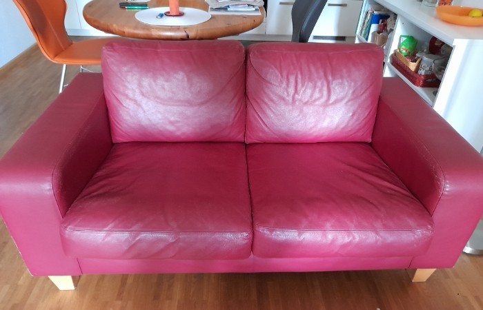 2 rote Ledersofas zu verschenken