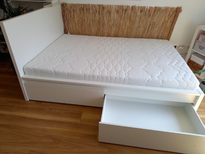 Doppelbett mit Matraze, neu 1 Jahr alt