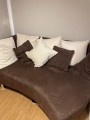 Braune Couch mit Kissen