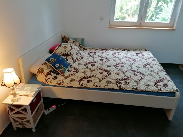 Bett mit Matratze von Ikea