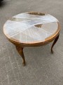 Antiker Tisch, rund, mit Korbgeflecht