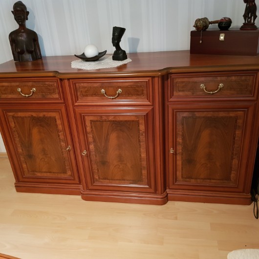 Anrichte aus Massivholz mit Nubaumoptik