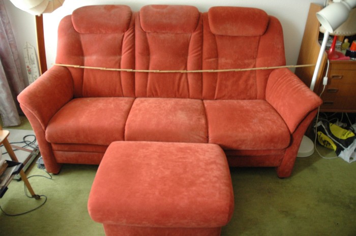 Sofa mit Sessel und Hocker zu verschenken