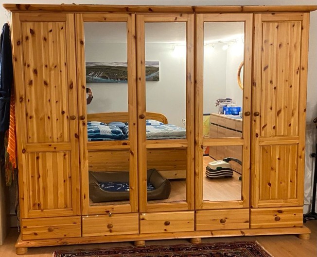 Gro�er Schlafzimmerschrank abzugeben